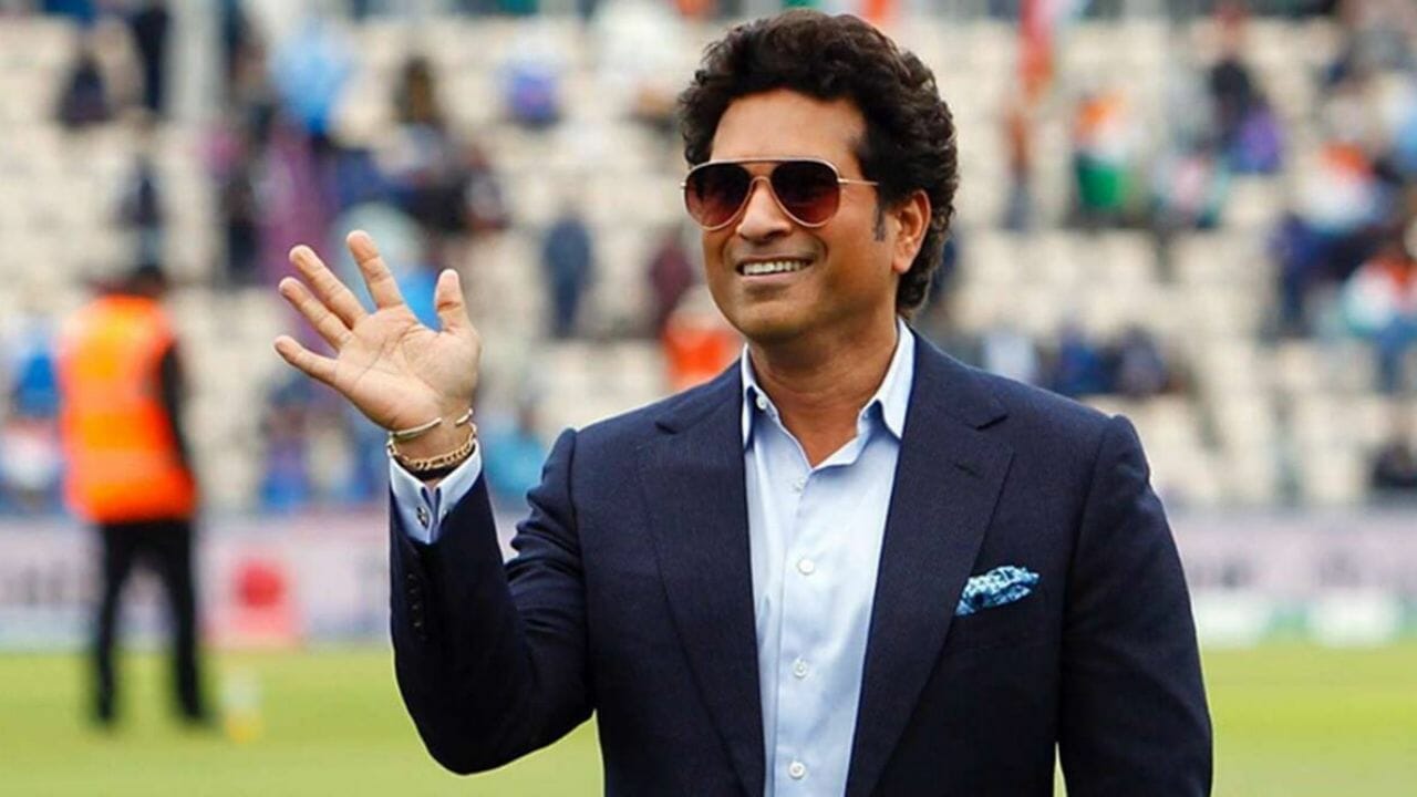 Sachin Was Seen Eating Chatpata Vadapanu his Favorite Street Food